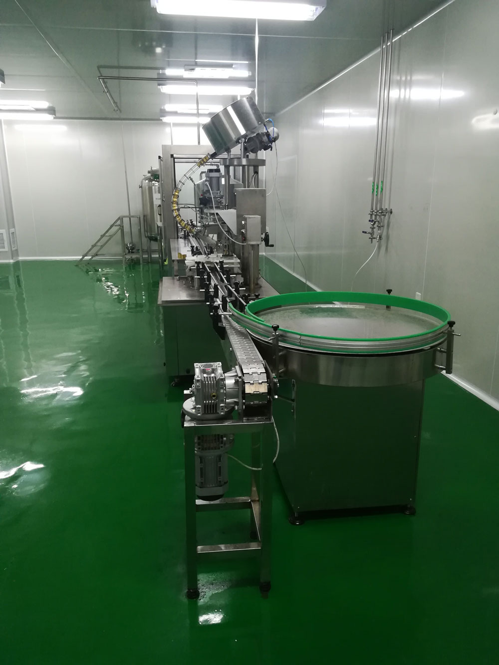 江西人初健康用品有限公司配制酒灌裝旋蓋收瓶聯(lián)動(dòng)生產(chǎn)線(xiàn)
